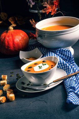 Hindistan cevizi sütüyle balkabağı kremalı lezzetli çorba.