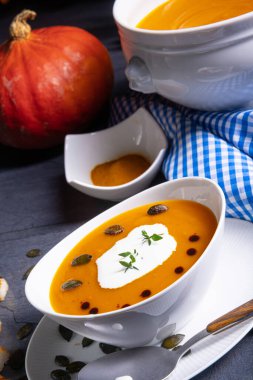 Hindistan cevizi sütüyle balkabağı kremalı lezzetli çorba.