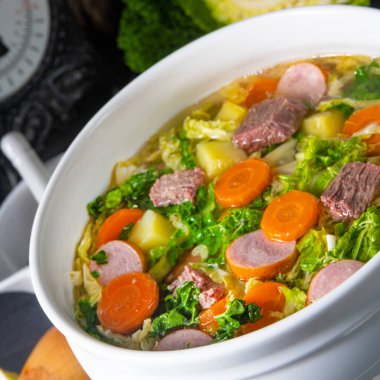 Beyaz vazoda lezzetli lahana çorbası.