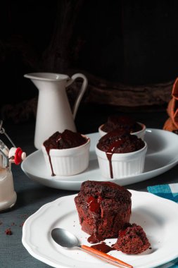 Çikolata parçacıklı enfes çikolatalı kekler.