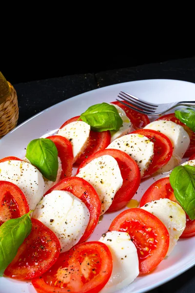 Tomate Mit Mozzarella Und Basilikum — Stockfoto