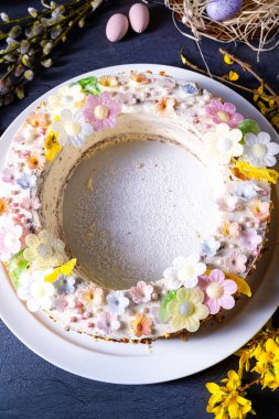 Paskalya sofrası için mükemmel bir pasta çelengi.