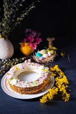 Paskalya sofrası için mükemmel bir pasta çelengi.