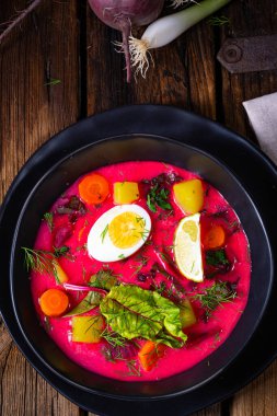 Botwinka Polonya bahar pancar çorbası