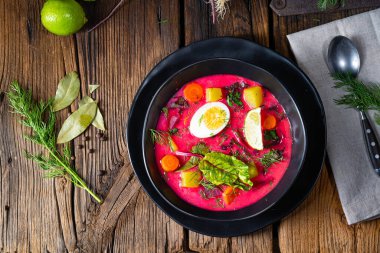 Botwinka Polonya bahar pancar çorbası