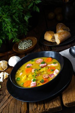 Domuz pastırması ve sosisli bezelye çorbası.