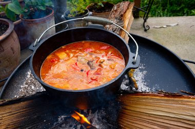 Çaydanlık kebabı açık ateşte hazırlanır.!
