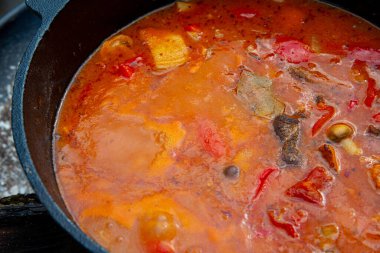 Çaydanlık kebabı açık ateşte hazırlanır.!