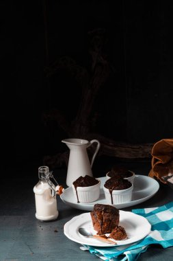 Çikolata parçacıklı enfes çikolatalı kekler.