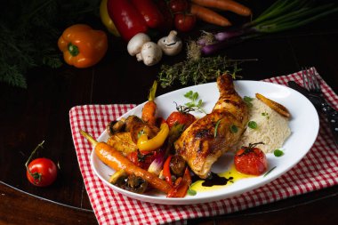 Kızarmış tavuk budu, sebze ve pilav.