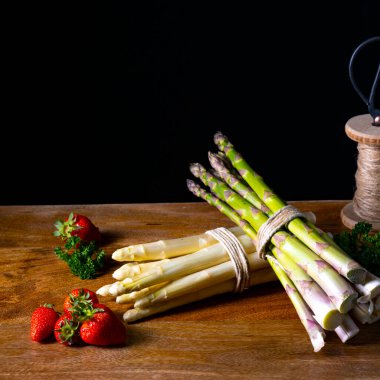 Masada yeşil ve beyaz kuşkonmaz