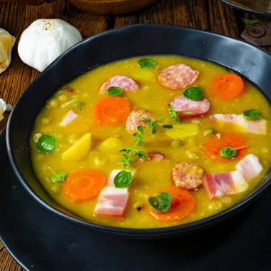 Domuz pastırması ve sosisli bezelye çorbası.