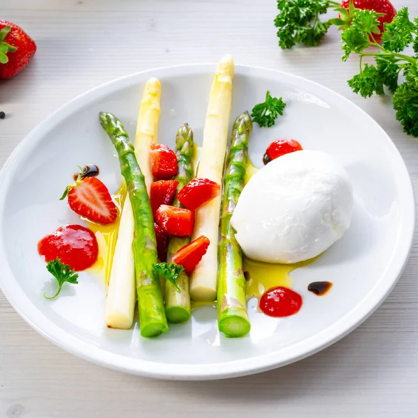 Queso Burrata Con Espárragos Fresas —  Fotos de Stock