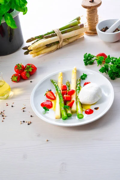 Queijo Burrata Com Espargos Morangos — Fotografia de Stock