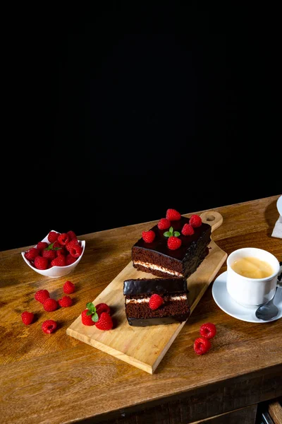 Schokoladenkuchen Mit Himbeeren Und Kaffee — Stockfoto
