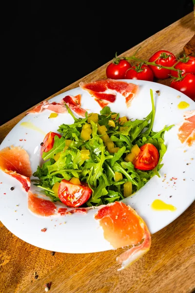 Raketsalade Met Gedroogde Spaanse Ham — Stockfoto