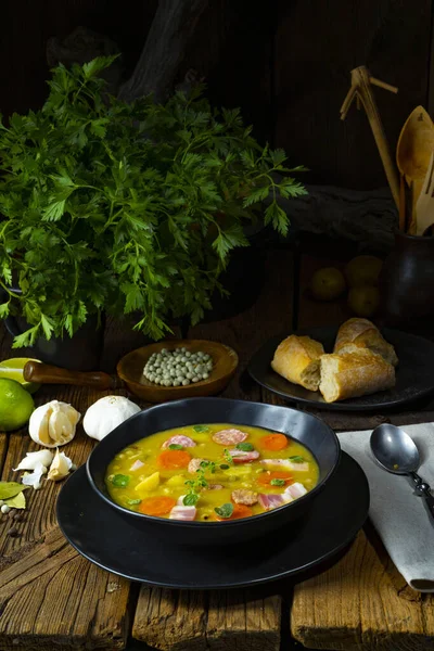 Domuz pastırması ve sosisli bezelye çorbası.