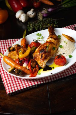 Kızarmış tavuk budu, sebze ve pilav.