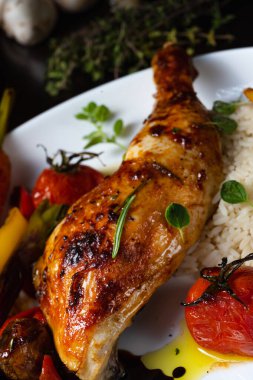 Kızarmış tavuk budu, sebze ve pilav.