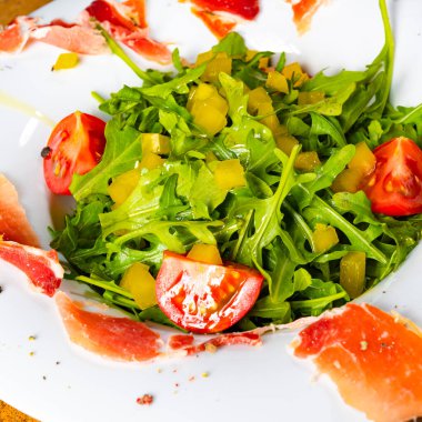 Kurutulmuş İspanyol jambonlu roket salatası.