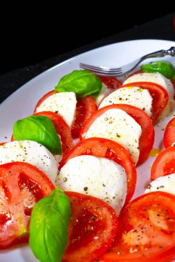 Mozzarella ve fesleğenli domates