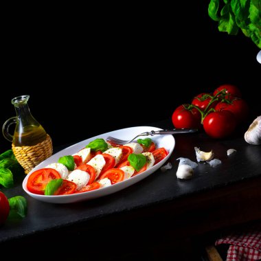 Mozzarella ve fesleğenli domates