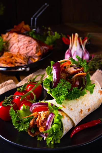 Close View Crunchy Pita Grilled Gyros Meat Various Vegetables Garlic — Stock Photo, Image