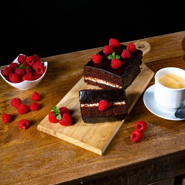 Schokoladenkuchen Mit Himbeeren Und Kaffee — Stockfoto