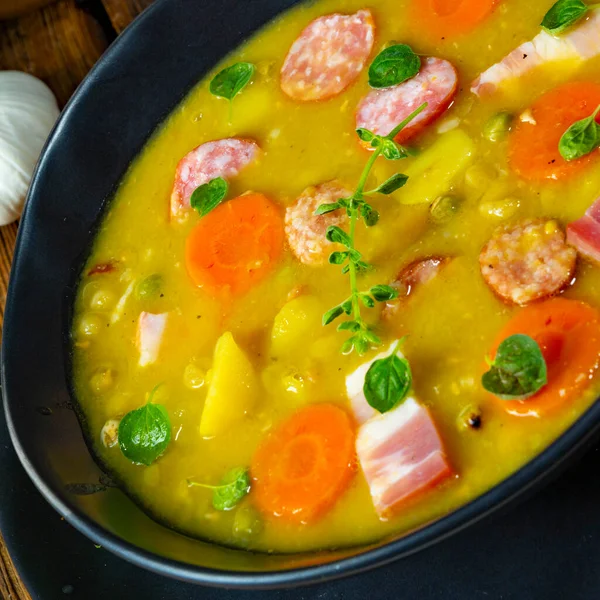 Domuz pastırması ve sosisli bezelye çorbası.