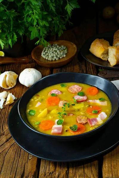ベーコンとソーセージとハーティ素朴なエンドウ豆のスープ — ストック写真