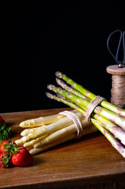 Masada yeşil ve beyaz kuşkonmaz