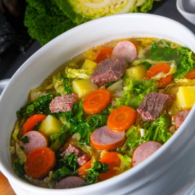 Beyaz vazoda lezzetli lahana çorbası.