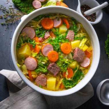 Beyaz vazoda lezzetli lahana çorbası.