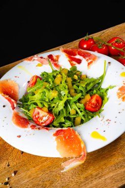 Kurutulmuş İspanyol jambonlu roket salatası.