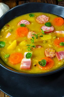 Domuz pastırması ve sosisli bezelye çorbası.