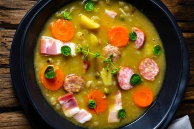 Domuz pastırması ve sosisli bezelye çorbası.