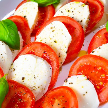 Mozzarella ve fesleğenli domates
