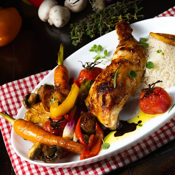 Kızarmış tavuk budu, sebze ve pilav.