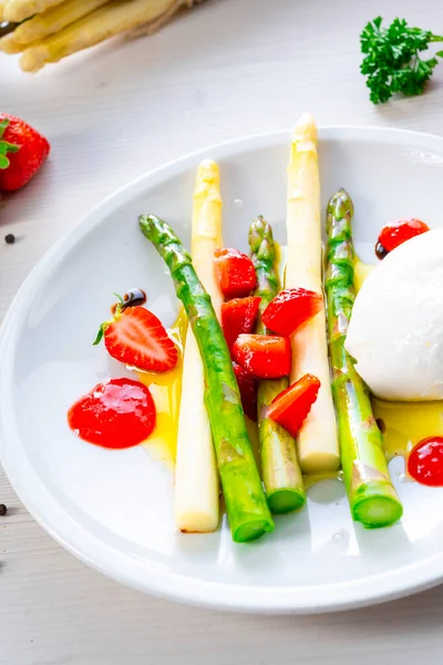 Queso Burrata Con Espárragos Fresas —  Fotos de Stock