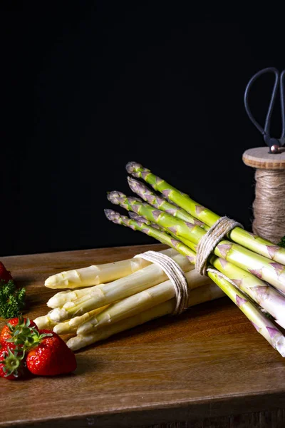 Masada yeşil ve beyaz kuşkonmaz