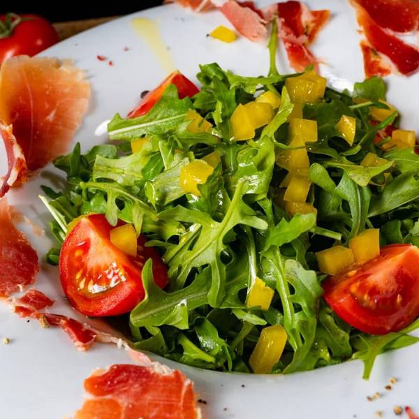 Ensalada Rúcula Con Jamón Español Seco —  Fotos de Stock