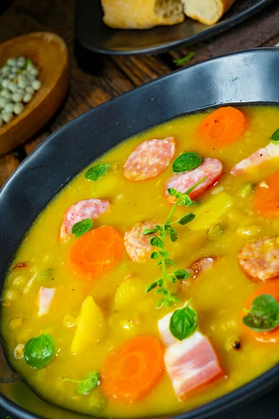 Domuz pastırması ve sosisli bezelye çorbası.