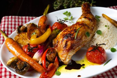 Kızarmış tavuk budu, sebze ve pilav.