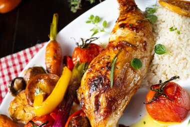 Kızarmış tavuk budu, sebze ve pilav.