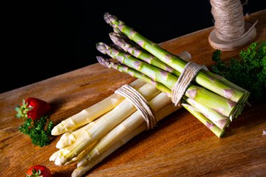 Masada yeşil ve beyaz kuşkonmaz