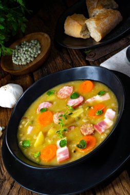 Domuz pastırması ve sosisli bezelye çorbası.