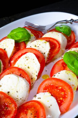 Mozzarella ve fesleğenli domates