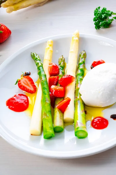 Queso Burrata Con Espárragos Fresas —  Fotos de Stock