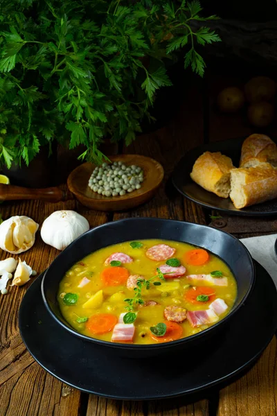 Domuz pastırması ve sosisli bezelye çorbası.