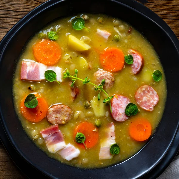ベーコンとソーセージとハーティ素朴なエンドウ豆のスープ — ストック写真